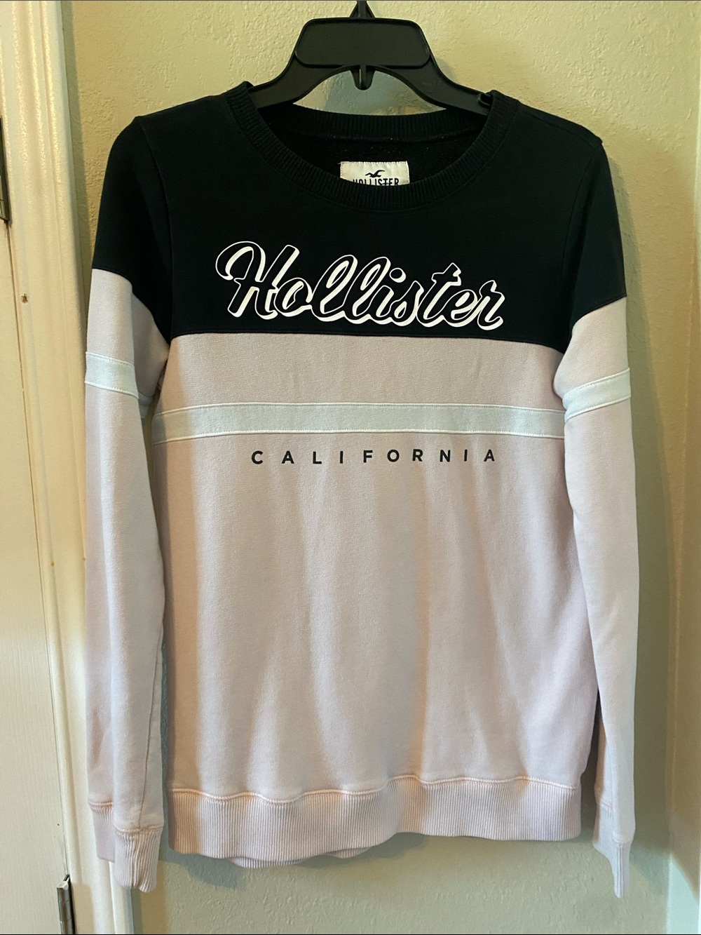 Hollister Two-Tone Script Logo Crewneck Sweatshirt - Black & Light Pink Womens S